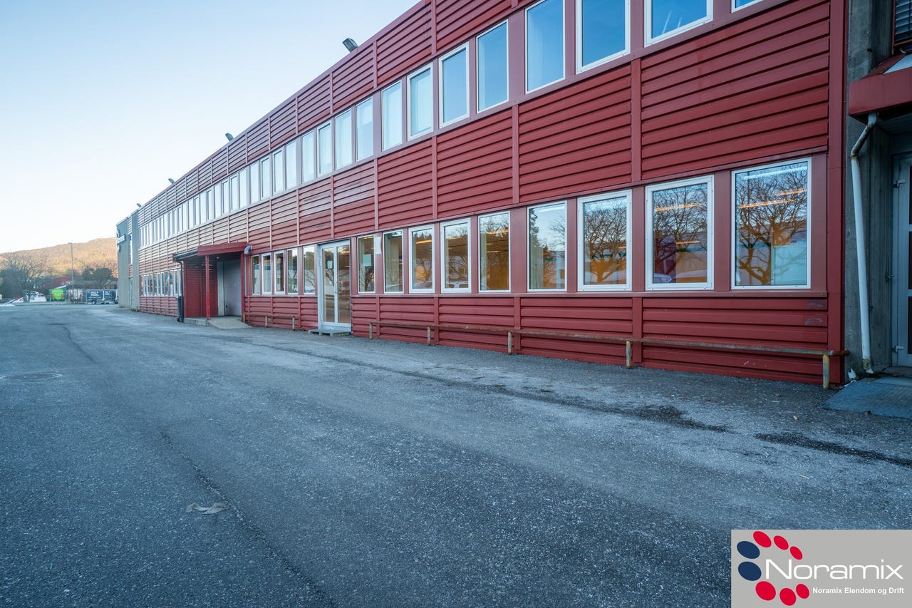 Meget sentralt lokale med port og lasterampe på gateplan i attraktivt næringsområde